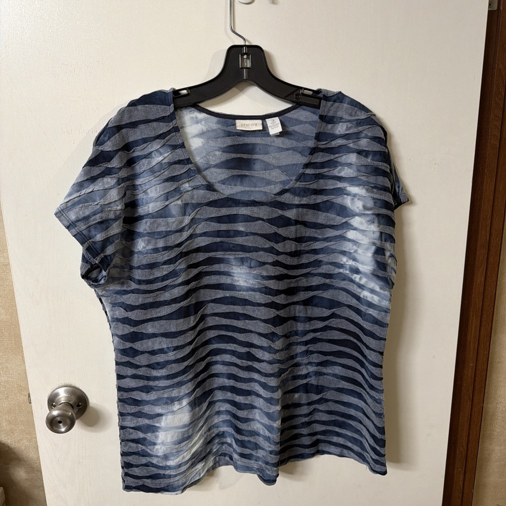 Chicos Blue White Textured Ripple Wavy Tie Dye Blouse Top Size 3